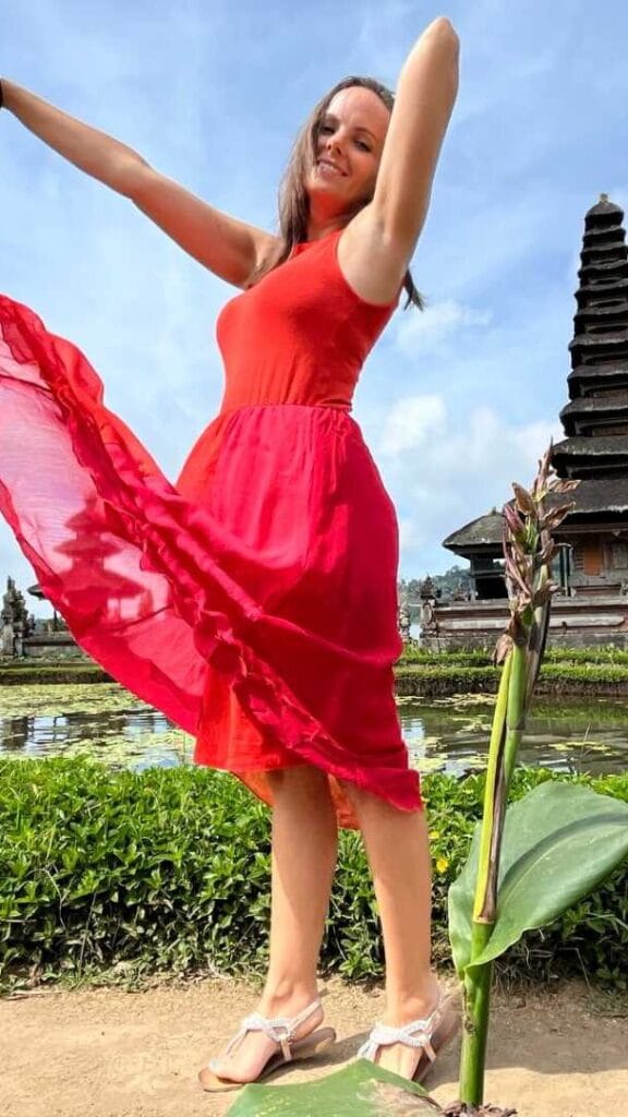 Ellis infront of Ulun-Danu-Bratan-tempel-bali-munduk